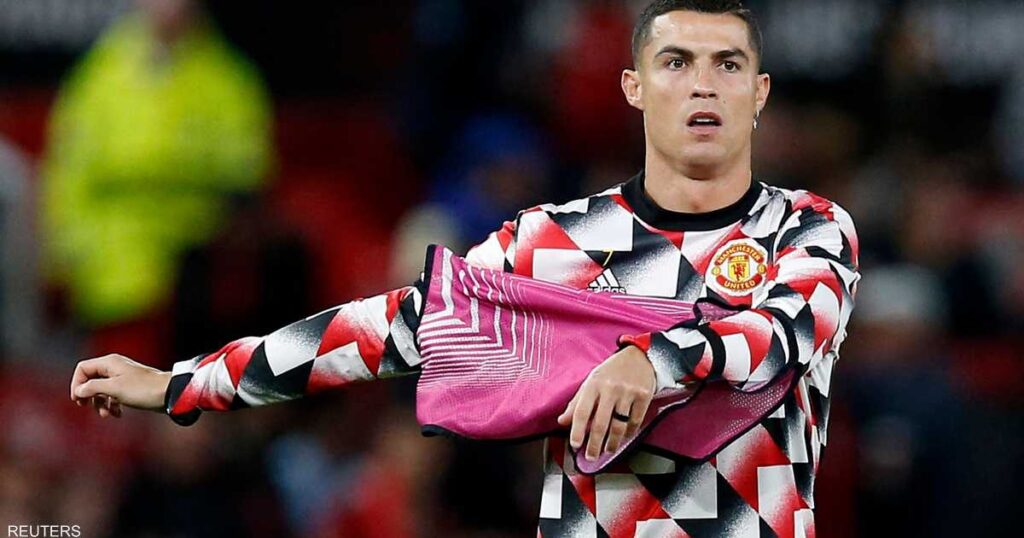 Video .. Ronaldo embarrasses the legend of Manchester United