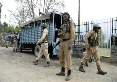 India pays rescue teams to deal with the collapse of a bridge in the state of Gojarat