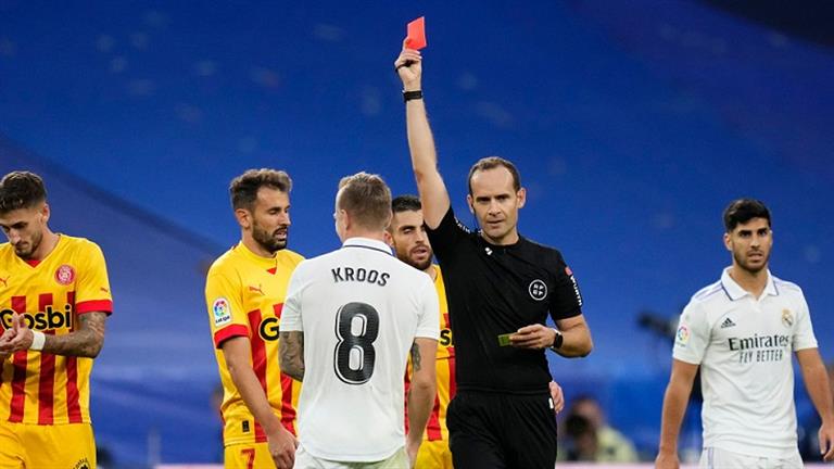 Cross receives the first red card in his career after 634 games