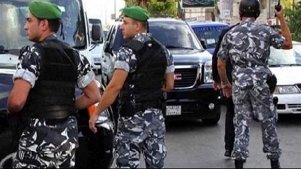 The Lebanese security comes out the depositor, who stormed a bank branch in Beirut after storming the bank