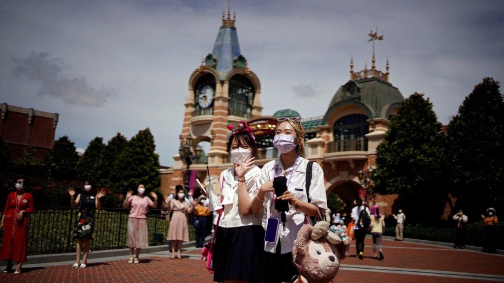 Chinese authorities close the Disneyland complex in Shanghai