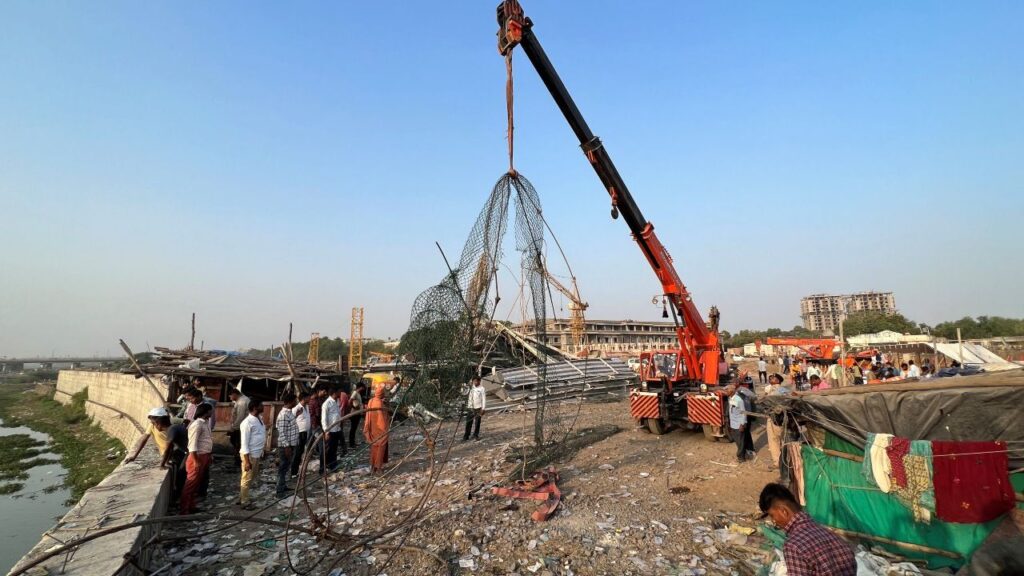 After the deaths of the dead reach 134 .. The police arrest 9 people after the collapse of a pedestrian bridge in India