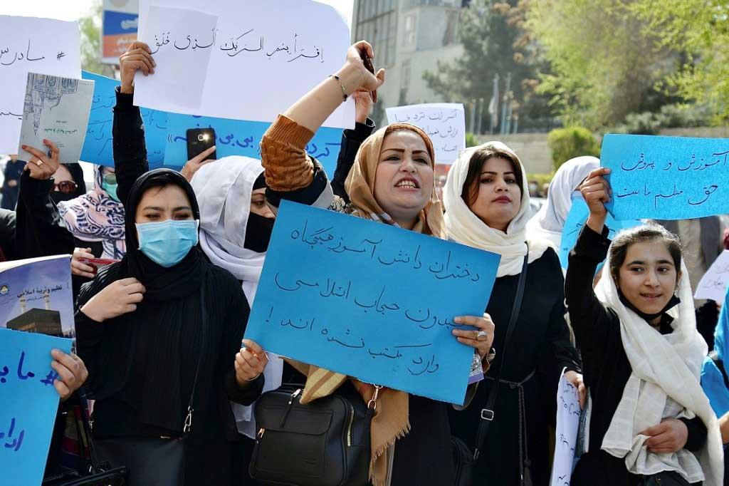 Dozens of Afghan women demonstrate due to the “Taliban” depriving women of the right to employment