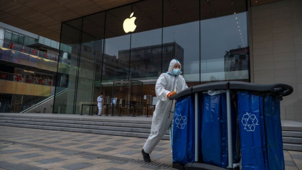 Work for rewards .. An iPhone factory in China turns into the Corona focus