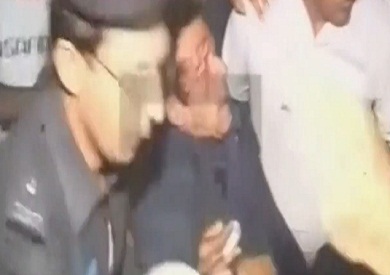 Video .. scenes circulating for a moment, the arrest of the shooter on Imran Khan