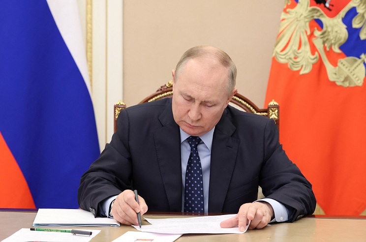 Putin issues a decree spent 195 thousand additional rubles for the military