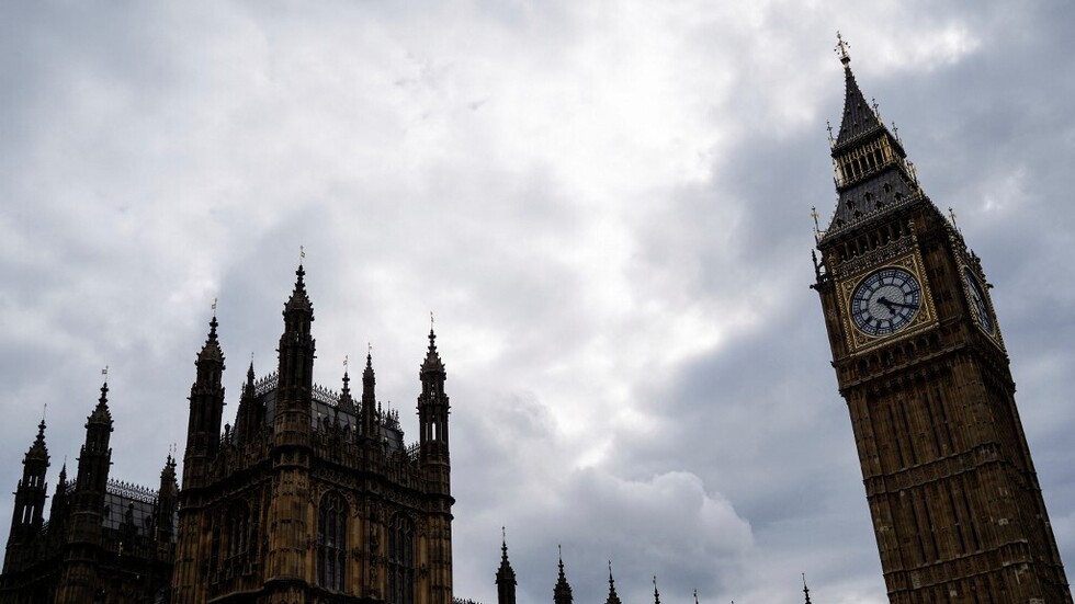 Winter time changes 2000 hours in the British Parliament