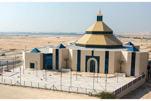 The leaders of the Christian denominations in the world raise a prayer for peace in the Church of the Arab Lady in Manama