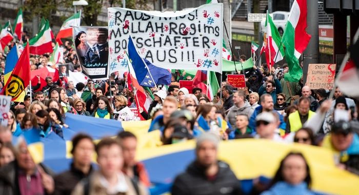 Thousands demonstrate in Germany in support of Iran’s protests and to demand the help of Ukraine