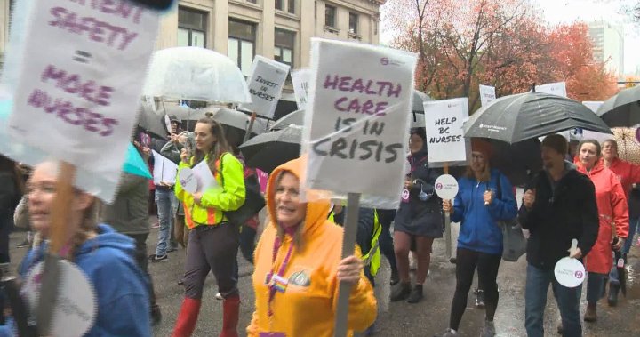 Hundreds of B.C. nurses hold rally in downtown Vancouver ahead of contract negotiations