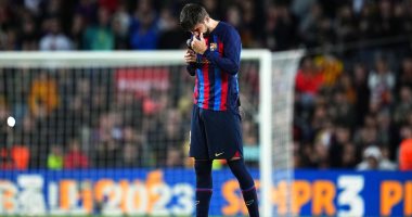 Pique bid farewell to Barcelona fans with tears on the night of his retirement .. Pictures