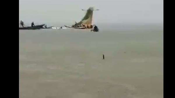 She failed to land at Tanzania Airport .. Watch the wreckage of a plane drowned in lake