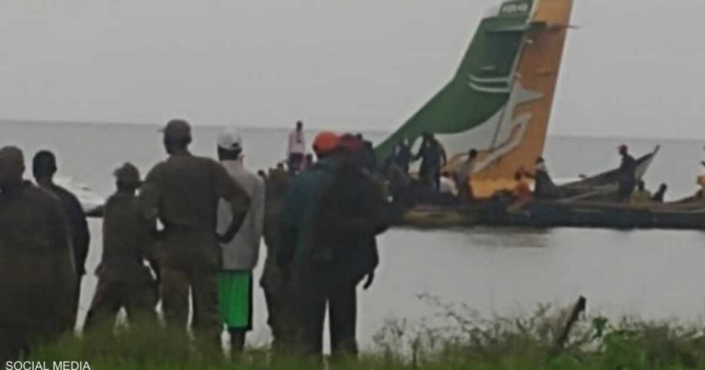 Video of a plane crashing on the source of the Nile River .. The water was overwhelmed