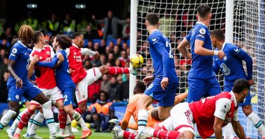 Arsenal regains the top of the English Premier League with a difficult victory over Chelsea .. Video