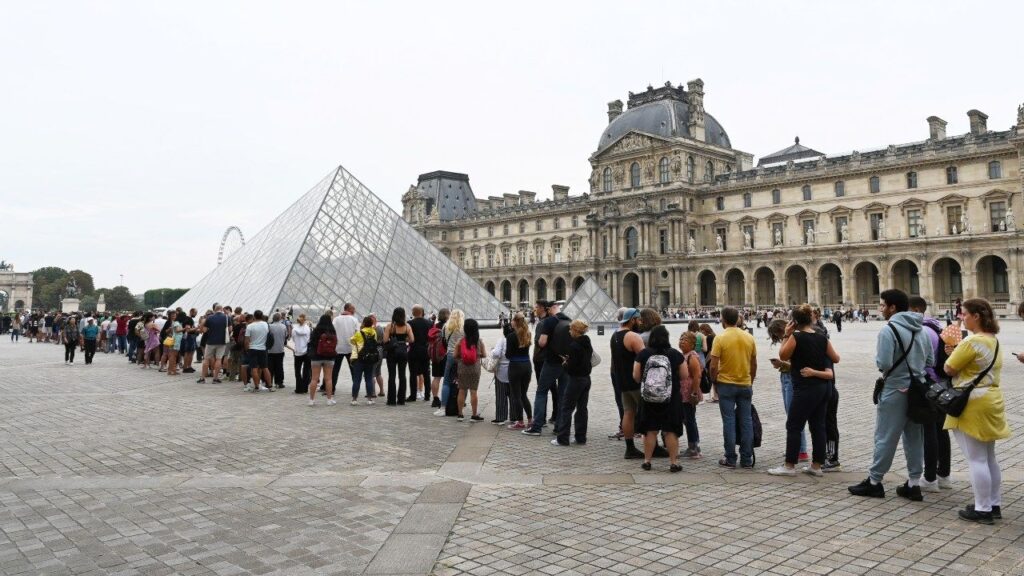 The Louvre Museum launches a donation campaign to collect an amount that allows the purchase of a famous cigarette box