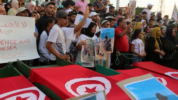 The people of Tunisians lost in the sea, digging graves in search of the remains of their relatives