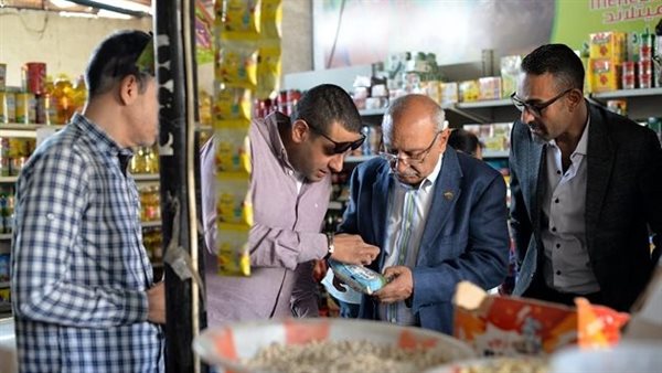 The President of the Ismailia Chamber of Commerce follows the availability of rice at the Permanent Park exhibition for the sale of food commodities