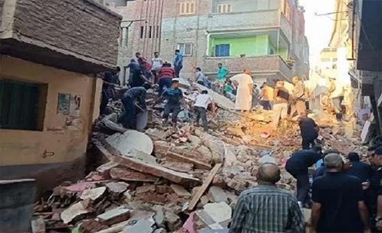 The collapse of a residential building in Egypt .. The rescue teams are chasing 3 bodies