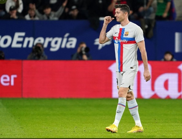 The first expulsion .. Lewandowski increases Barcelona’s troubles against Osasuna