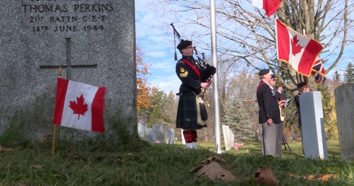 Kingston, Ont. students hold Remembrance Day ceremony at Cataraqui Cemetery