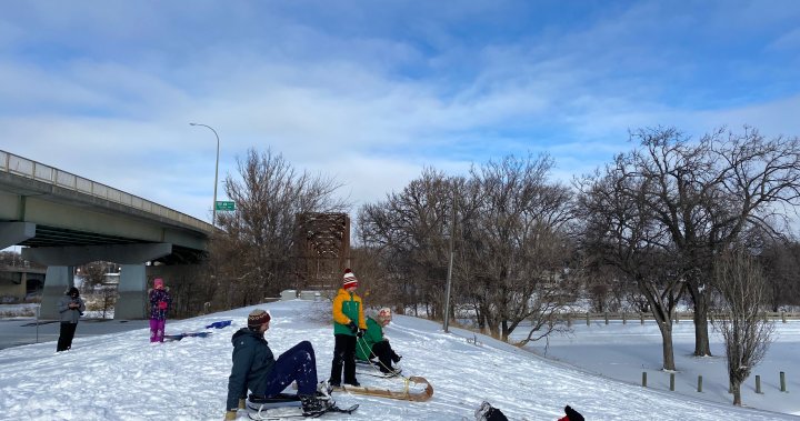 Winnipeggers shovelling out after Colorado Low dumps 1st big snowfall