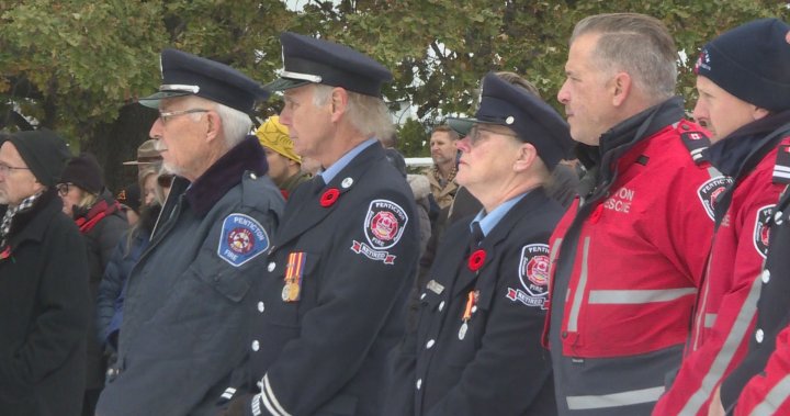 Penticton, B.C. residents mark Remembrance Day