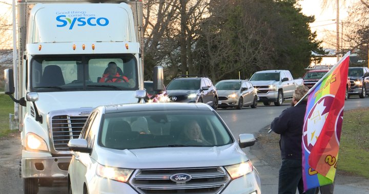 Prison workers picket outside Joyceville Institution amid contract negotiations