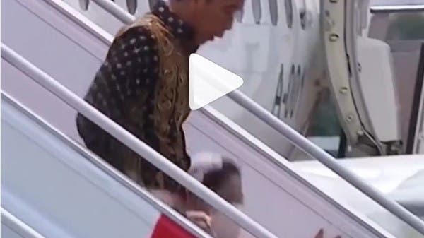 Watch the moment the Indonesian first lady fell on the plane staircase