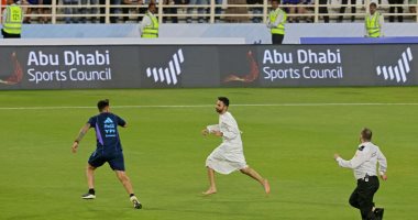 An Emirati fan wants to take a picture with Messi in Argentina’s training .. Pictures