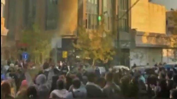 Demonstrations in more than 30 Iranian towns … and chants against Khamenei