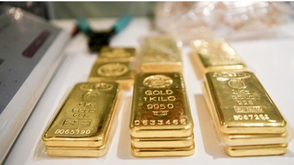 Gold fell 1% with the rise of the dollar