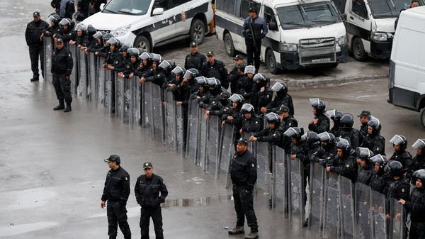 Tunisia .. The police launch gas to disperse protesters near the location