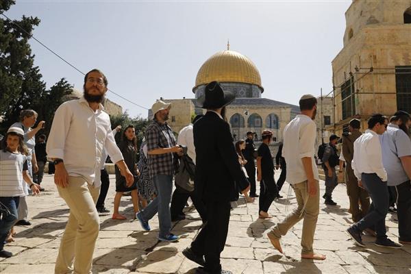 Settlers attack commercial stores in the center of Hebron during the celebration of Jewish holidays