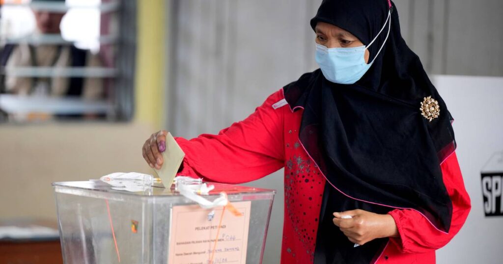 Malaysia faces new crisis as election delivers hung parliament