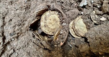 British people find rare gold currencies under the floor of the house and 800 thousand dollars