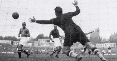 A record number in the World Cup .. The first goalkeeper for a penalty and 3 kicks in a match