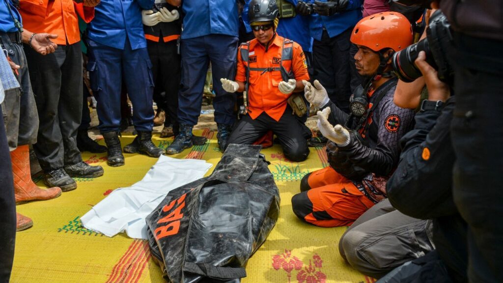 The death toll from the Indonesia earthquake to 310 dead